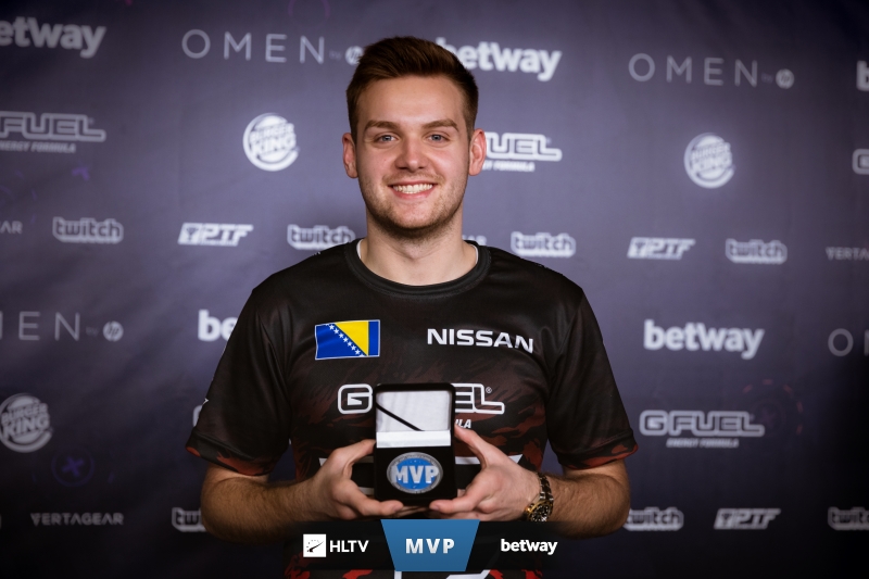 LPL Ale直播喷营销号带中上决裂节奏，却被营销号反喷像个文盲