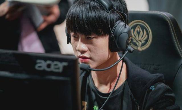 LPL四强焦点战来袭，卡萨苦练挖掘机，小天训练方式独树一帜